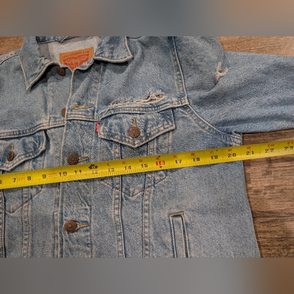 Levi's Medium Ex Boyfriend Trucker Blue Jean Denim Jacket Distressed LIKE NEW - Picture 4 of 8